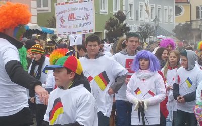 „Bunte“ Mittelschule beim Faschingsumzug