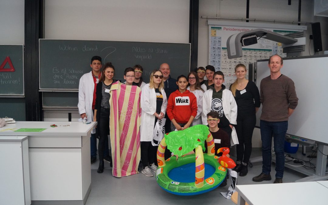 Schüler der 9. Klasse zum Experimentieren an der Uni Regensburg