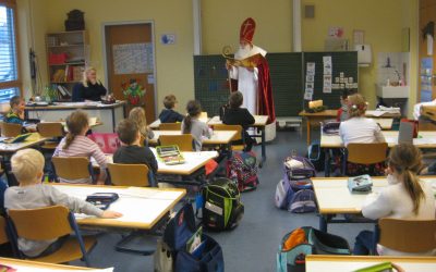 Nikolaus besucht die Schule