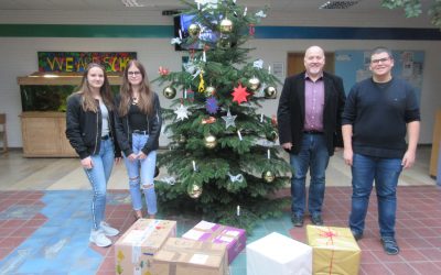 Schule packt für den Johanniter-Weihnachtstrucker