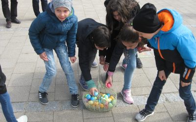 Osterhase unterwegs an der Grundschule