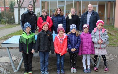 Elternbeirat der Grundschule stiftet neue Tischtennisplatte auf dem Pausenhof