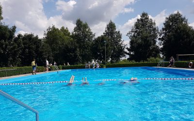 Mittelschüler verbringen einen sonnigen Vormittag im Freibad von Niederleierndorf