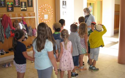 Vorschulkinder besichtigen die Schule