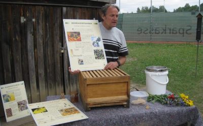 Imker Hans Roth besucht die Klassen 1a, 1b und 1c