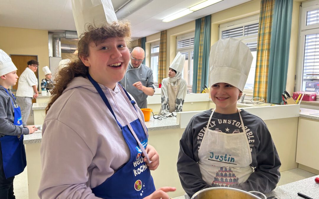 Exotische Gemüsesuppe mit Baguette in der Schulküche