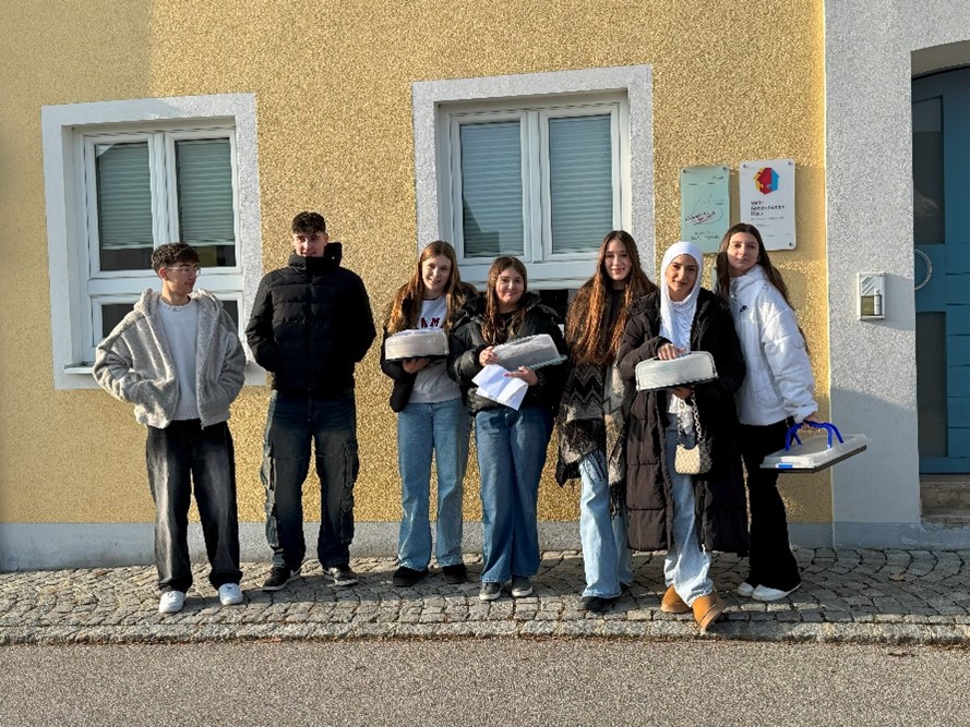 SchülerInnen der Franziska-Obermayr-Schule besuchen die Bewohner des Seniorenservicehauses