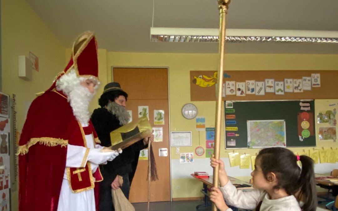 Nikolausbesuch an der Franziska-Obermayr-Grundschule – Geschenke für alle Kinder
