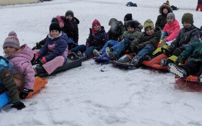 Endlich Schnee – Schlittenfahren macht Spaß